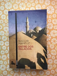 Libro Entre dos palacios de Naguib Mahfuz