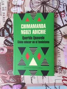Libro Cómo educar en el feminismo de Chimamanda Ngozi Adichie